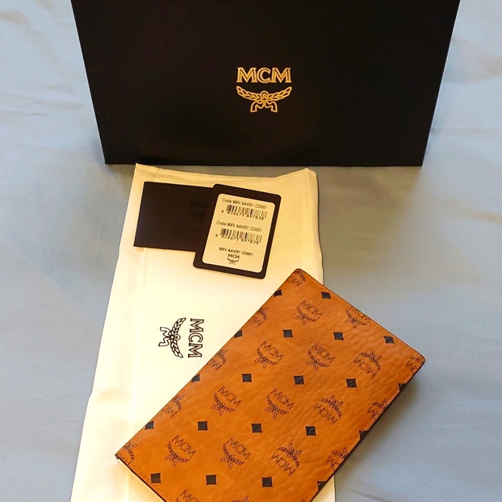 BNWT Authentic MCM wallet - Picture 1 of 6